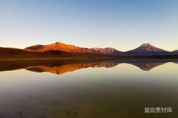 高清摄影 背景中有山的水域