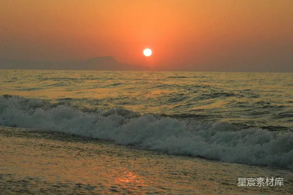 高清摄影 夕阳下海浪拍打在海岸上