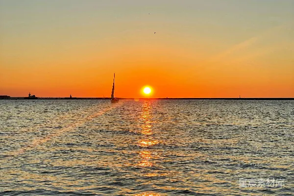 高清摄影 夕阳落下在一片水域之上