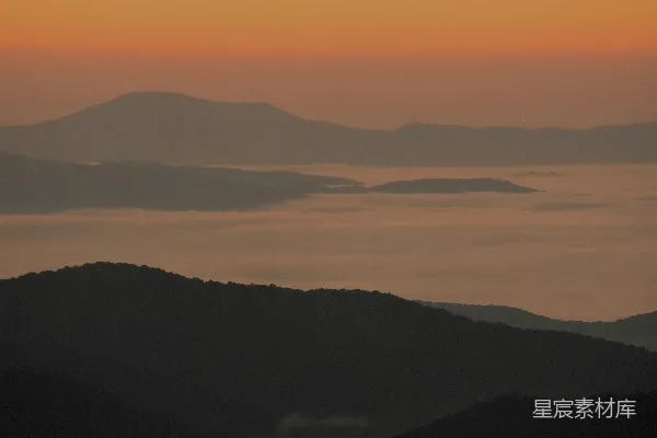 高清摄影 山峦之上，夕阳西下
