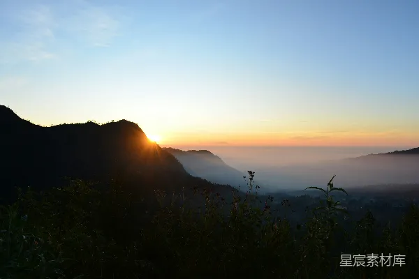 高清摄影 山峦之上，夕阳西下