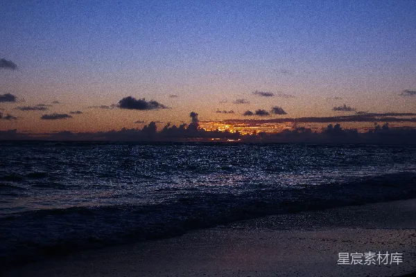高清摄影 海浪在美丽的日落处涌动。