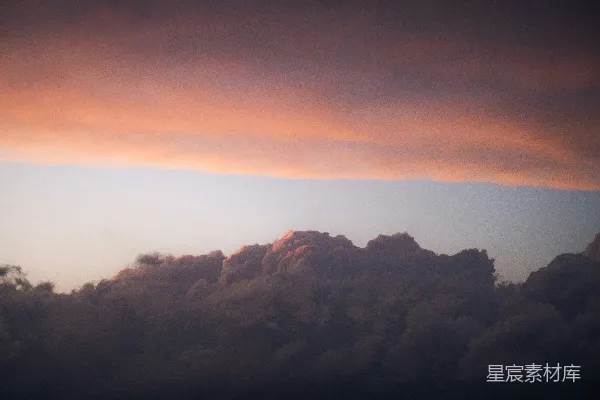 高清摄影 夕阳西下，天空被云层填满。