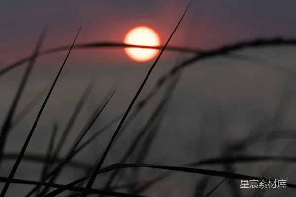 高清摄影 天边的水面落下夕阳
