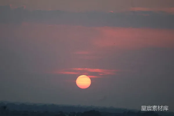 高清摄影 夕阳穿过远处景色上方的薄雾弥漫的云层