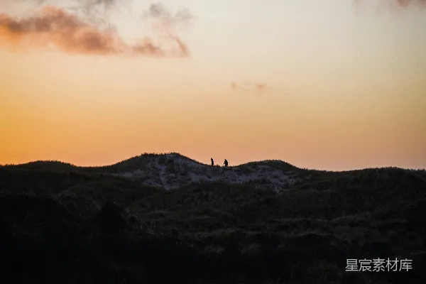 高清摄影 夕阳下站立在山顶的人的轮廓
