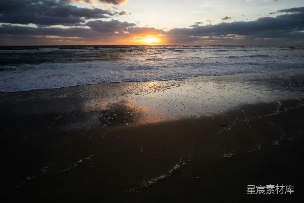 高清摄影 海浪在夕阳西下时拍打岸边
