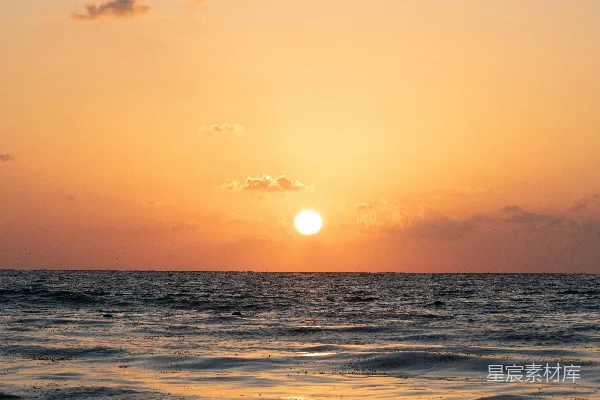 高清摄影 夕阳落下海面上，波浪起伏。