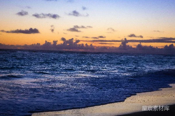 高清摄影 海浪迎接着绚烂的夕阳。