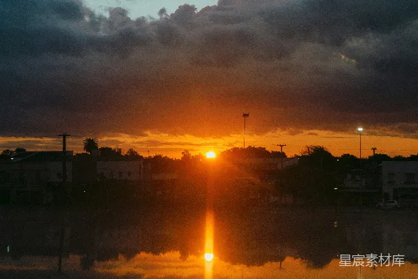 高清摄影 夕阳西下，照耀在一片水域之上