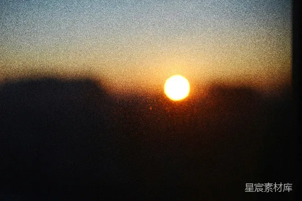 高清摄影 夕阳映照着一片黑暗的 landscapes