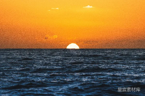 高清摄影 夕阳西下，海面上有一艘船在远处。