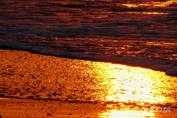高清摄影 海边的水面上夕阳西下