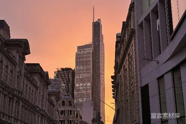 高清摄影 背景是一排高大建筑物的城市街道