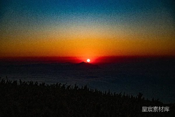 高清摄影 夕阳下的山影