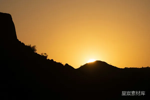 高清摄影 夕阳下的山影