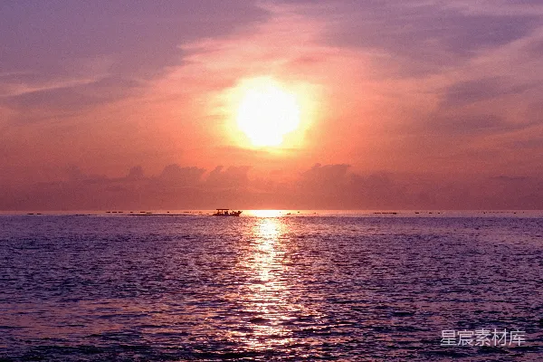 高清摄影 夕阳西下，海面上有一艘船在远处。