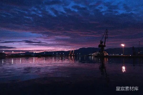 高清摄影 一艘船停在夜晚的水里
