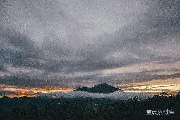 高清摄影 山间云雾缭绕的一景