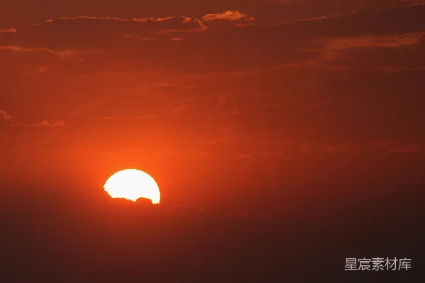 高清摄影 夕阳时有云彩点缀