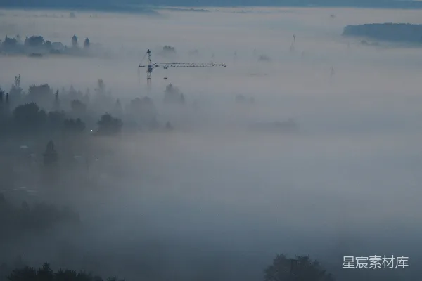 高清摄影 一幅远处有一座塔的朦胧风景画