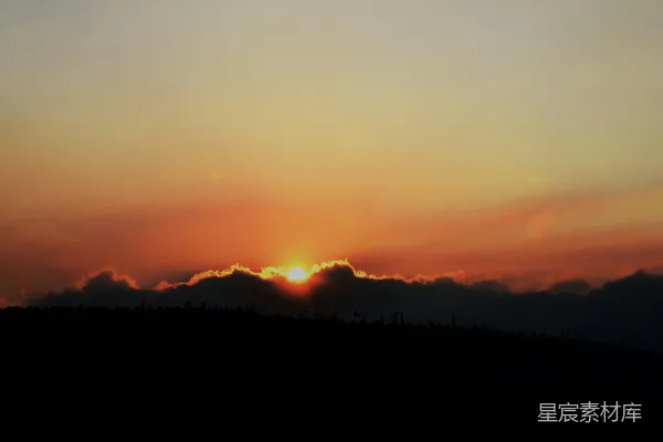 高清摄影 夕阳下的山影