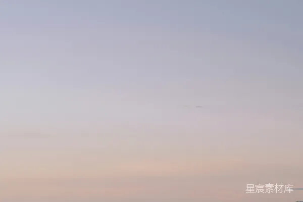 高清摄影 海边白天站立的人的轮廓