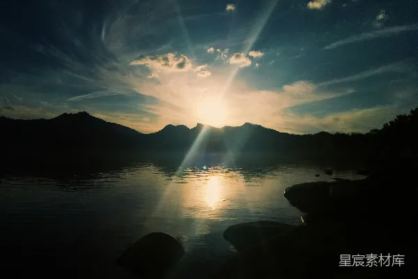 高清摄影 白天山间平静的水面