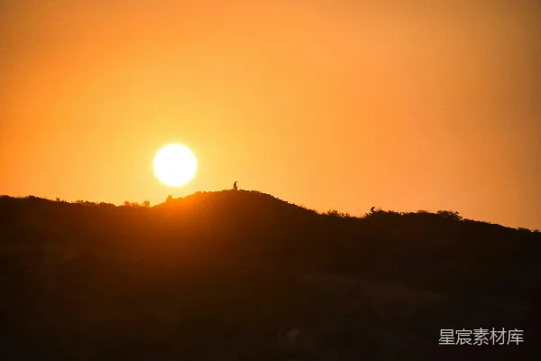 高清摄影 夕阳下的山影