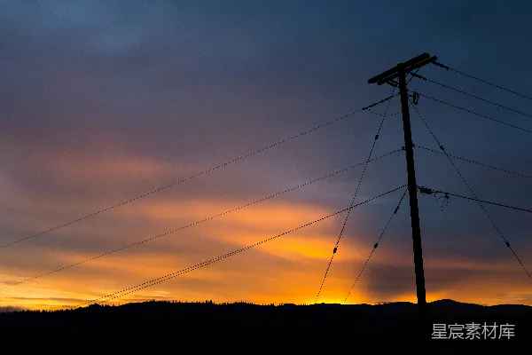 高清摄影 夕阳落在一根电话杆的背后