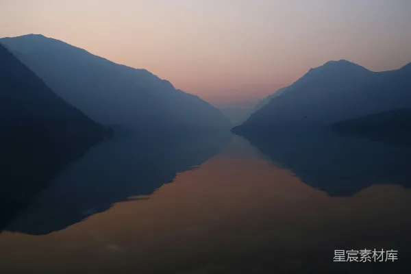 高清摄影 背景有山的水域