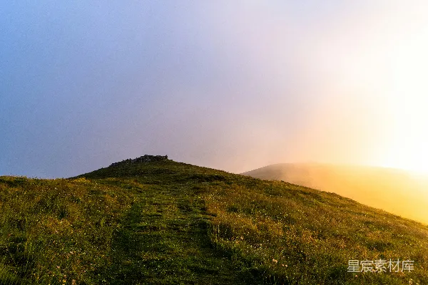 高清摄影 远处有一小山的草地山坡。