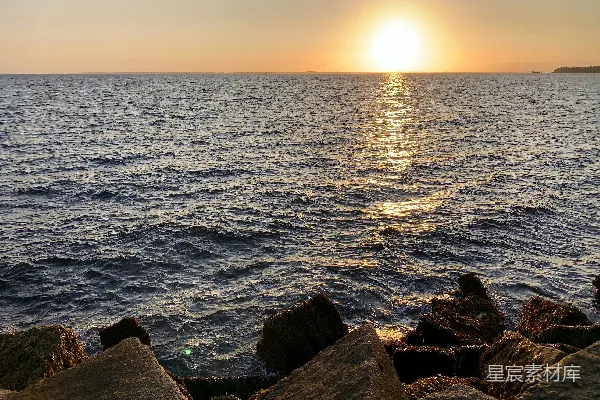 高清摄影 夕阳落下在一片水域之上