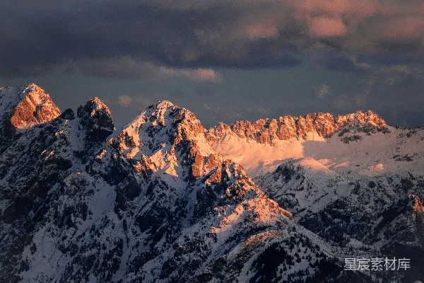 高清摄影 山峦绵延，背景中有皑皑白雪覆盖的山顶。