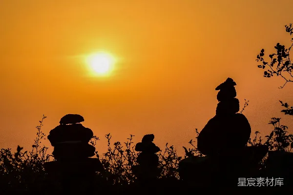 高清摄影 一群人在山顶上坐着