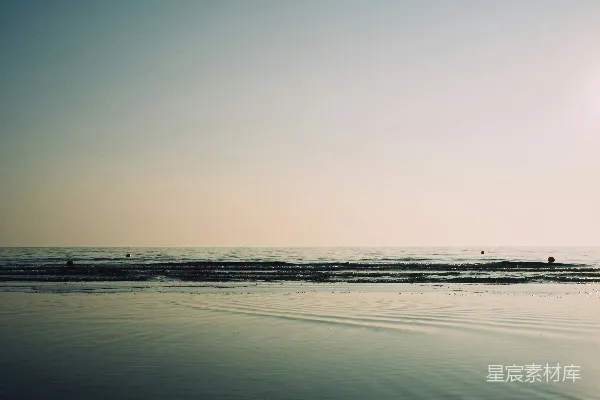 高清摄影 海滩上阳光灿烂照耀着海洋。