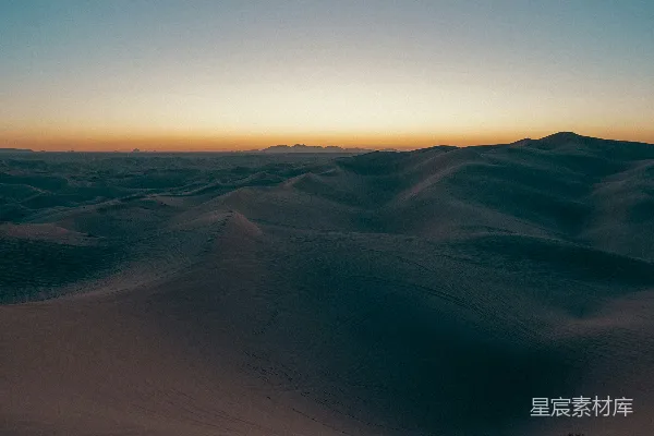 高清摄影 夕阳映照在一片浩瀚的沙丘之上。