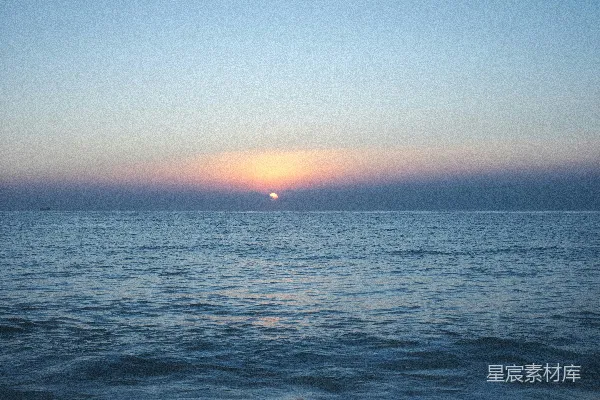 高清摄影 夕阳西下，海面上有一艘船在远处。