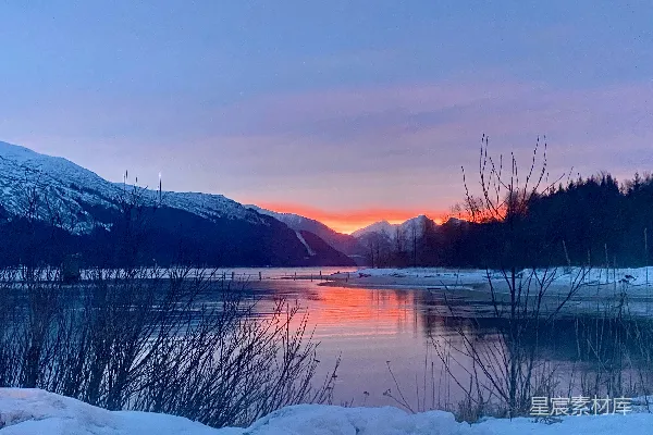 高清摄影 日落时分，被皑皑雪山环绕的湖泊。