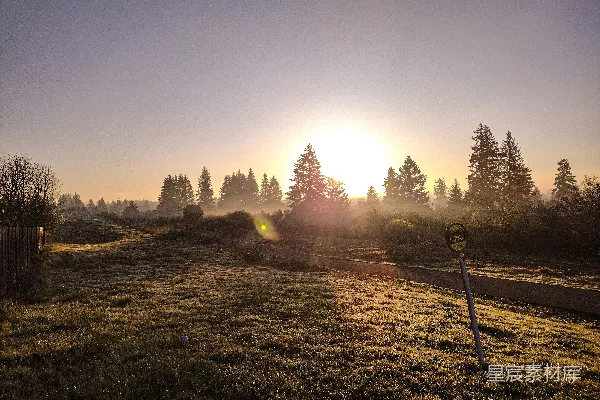 高清摄影 夕阳落下一片草地之上