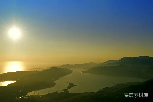 高清摄影 金色的夕阳笼罩着被山峦环绕的海湾。