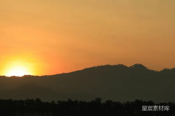 高清摄影 山峦之上的一抹夕阳
