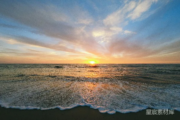 高清摄影 海滩上的太阳正在 Setting 落下在海洋之上