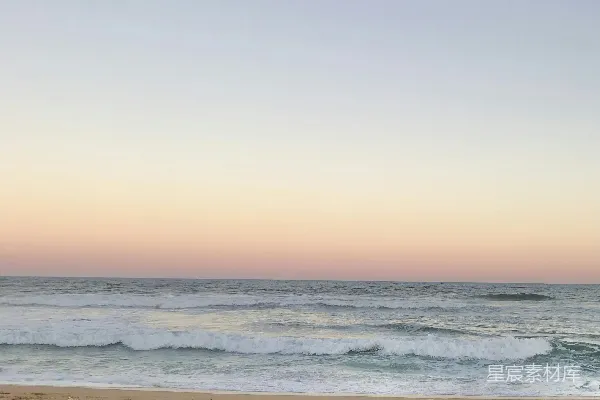 高清摄影 白天海浪拍击海岸