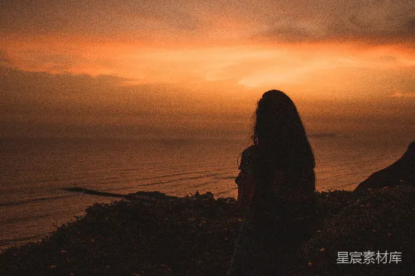 高清摄影 夕阳下女人伫立在水边的轮廓