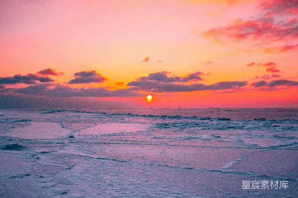 高清摄影 海边日落时海浪拍击岸边