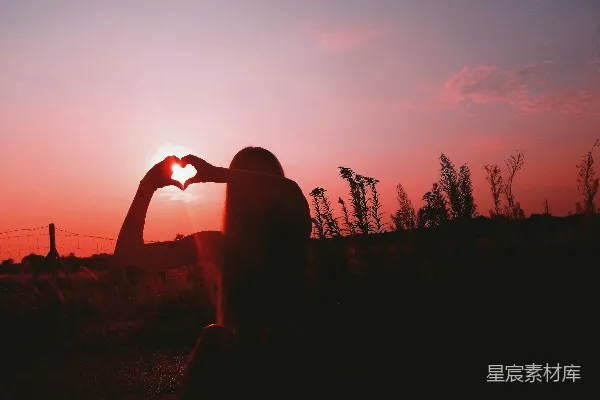 高清摄影 夕阳下男人举起手的轮廓