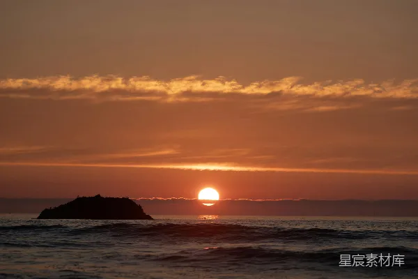 高清摄影 海天一线，夕阳西下，远处有一座小岛。
