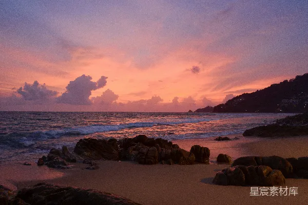 高清摄影 夕阳下海边的棕色岩石。