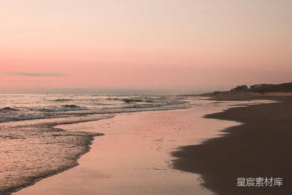 高清摄影 夕阳下海浪拍打海岸